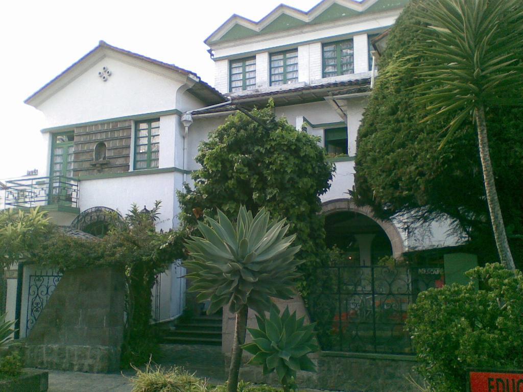 Hotel Los Alpes Quito Exterior photo